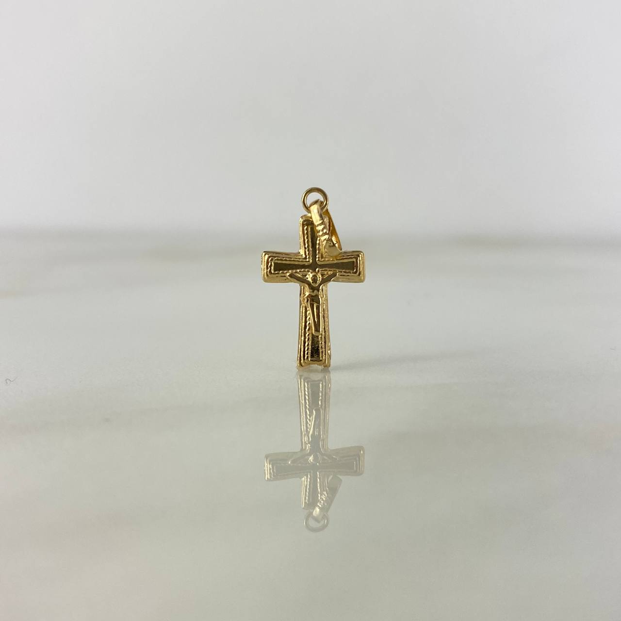 Dije Cruz Cristo 0.6gr / 2.3cm / Borde Punteado Oro Amarillo©