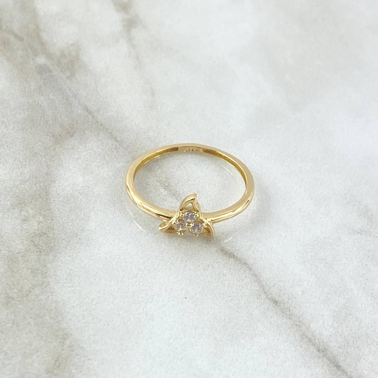 Anillo Solitario Flor 1.5gr / T7 1/2 / Circones Blancos Oro Amarillo 18K