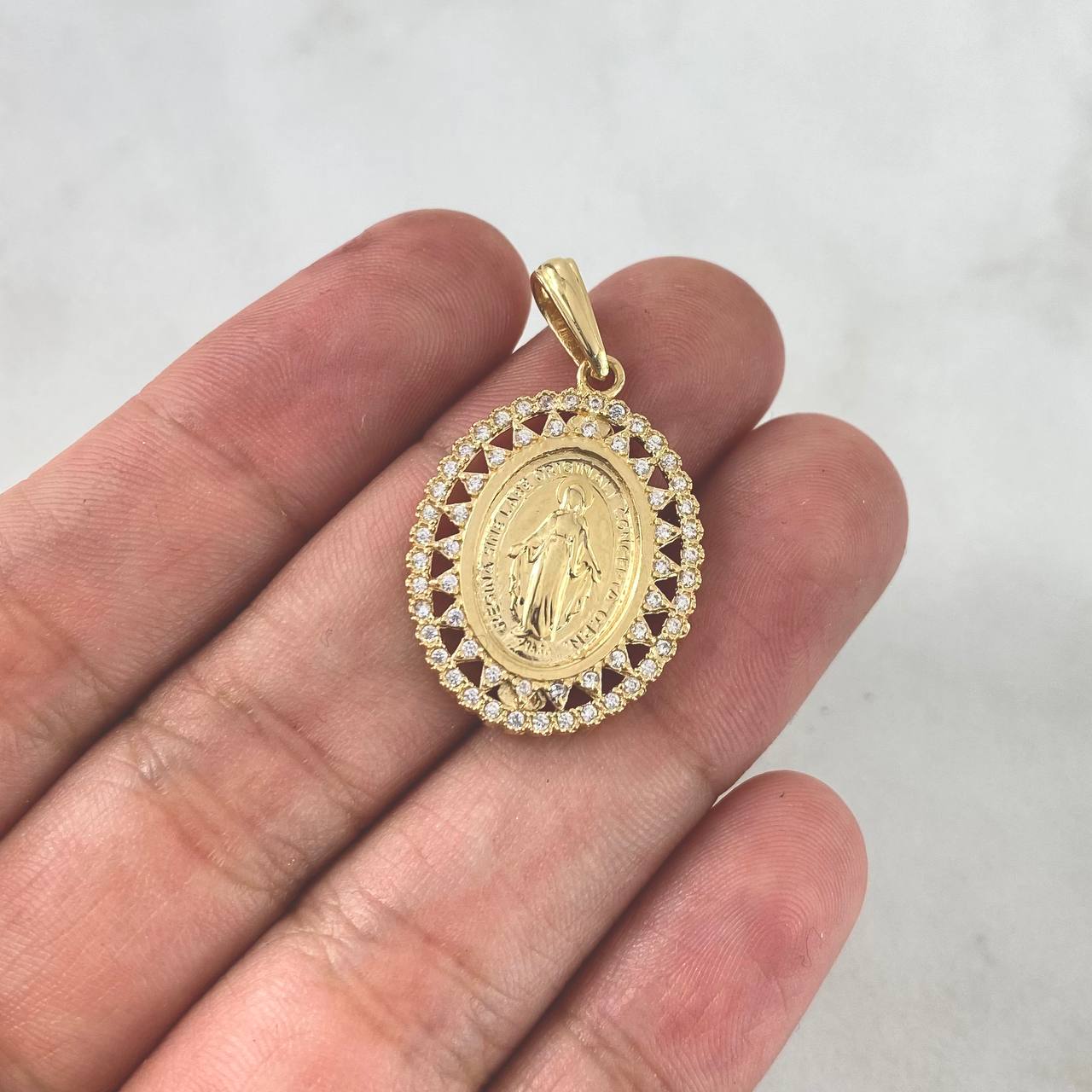 Dije Virgen Milagrosa 3.8gr / 3.2cm / Aro Basteado Circones Blancos Oro Amarillo