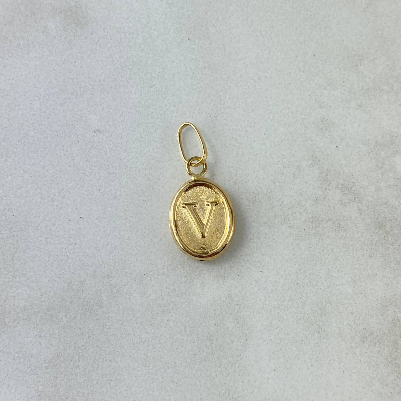 Dije Letra V 0.55gr / 1.8cm / Troquelada Oro Amarillo