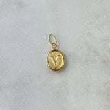 Dije Letra V Ovalada 0.6gr / 1.8cm / Troquelada Oro Amarillo