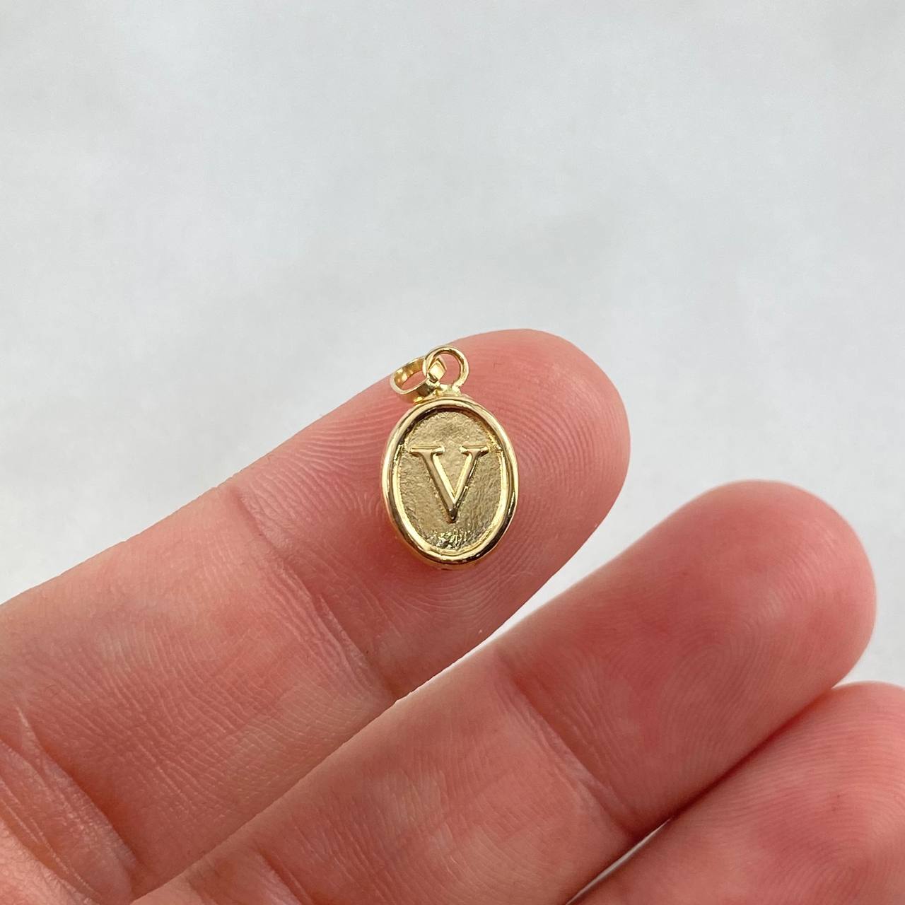 Dije Letra V 0.5gr / 1.8cm / Troquelada Oro Amarillo