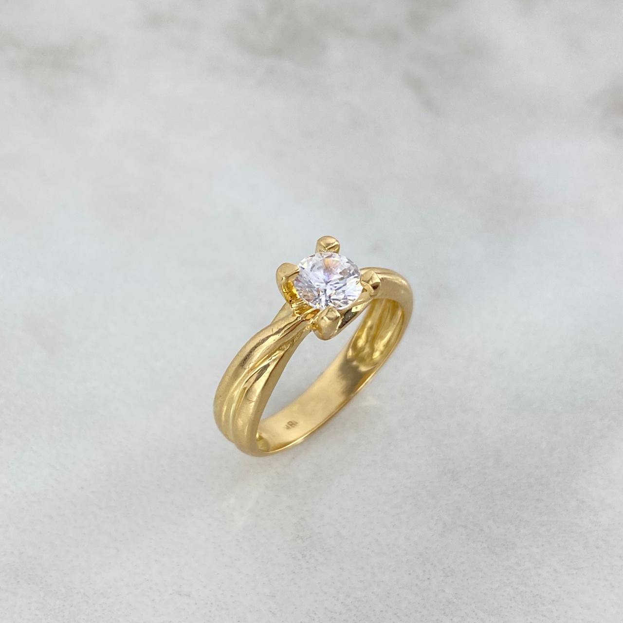 Anillo Solitario Garras Cruzadas 3.35gr / T5 1/2 / Circon Blanco Blancos Oro Amarillo