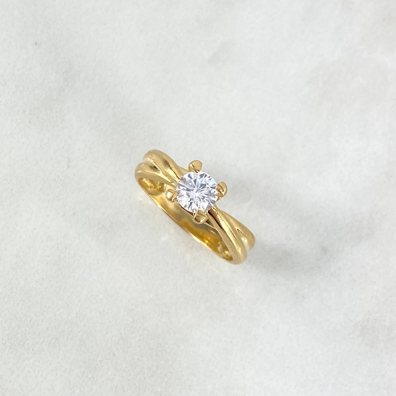 Anillo Solitario Garras Cruzadas 3.35gr / T5 1/2 / Circon Blanco Blancos Oro Amarillo