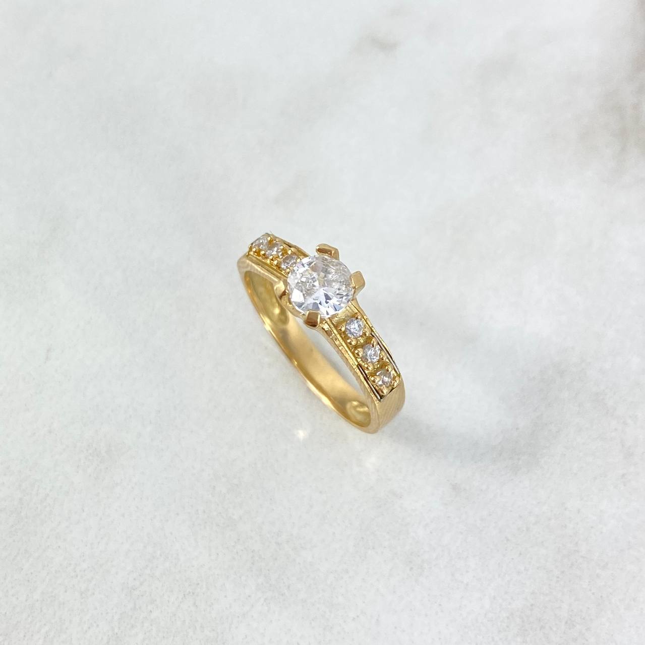 Anillo Solitario Tres Puntos 2.35gr / T5 1/2 / Circon Blanco Blancos Oro Amarillo