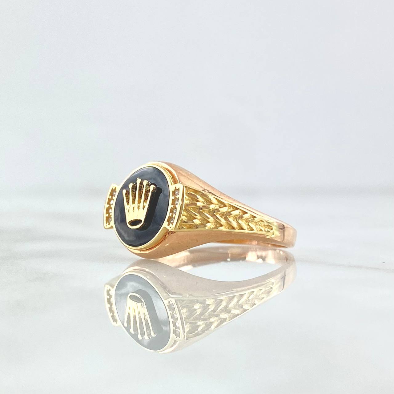 Anillo Sello Corona Escamado 3.8gr / T10 1/4 / Resina Negra Circones Blancos Dos Oros Amarillo Rosa 18K *