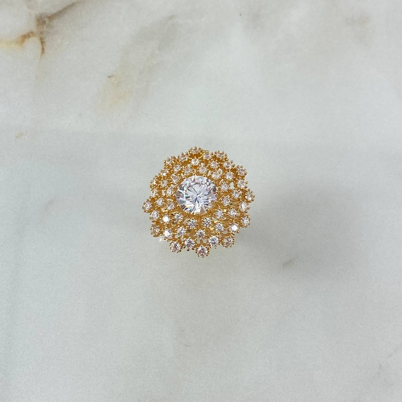 Anillo Flor De Loto 6.6gr / T6 / Circones Blancos Oro Amarillo©