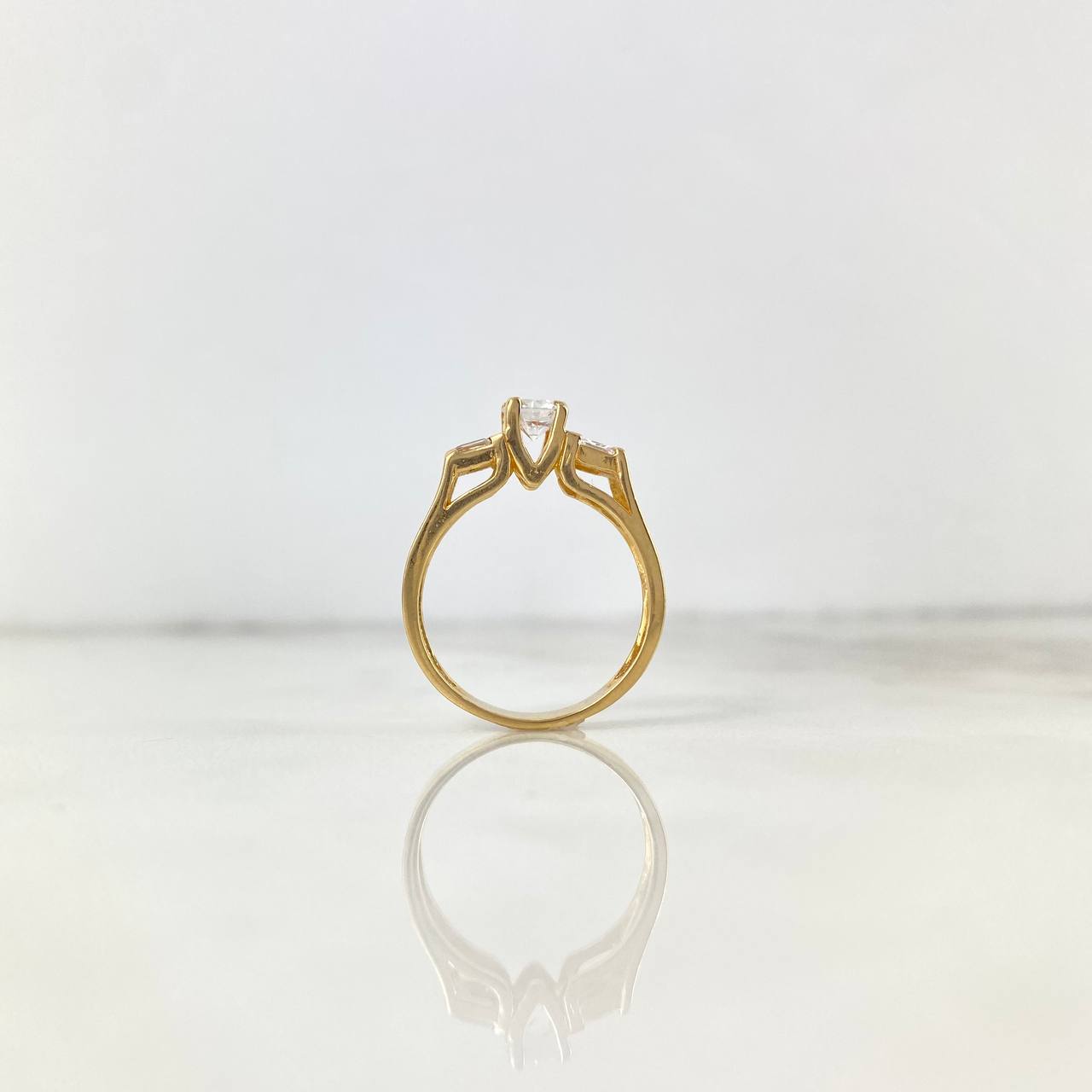 Anillo Solitario Rectangulos 4.55gr / T7 / Circones Blancos Oro Amarillo