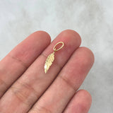 Dije Pluma 0.45gr / 2.1cm / Lisa Oro Amarillo 18K *