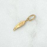 Dije Pluma 0.45gr / 2.1cm / Lisa Oro Amarillo 18K *