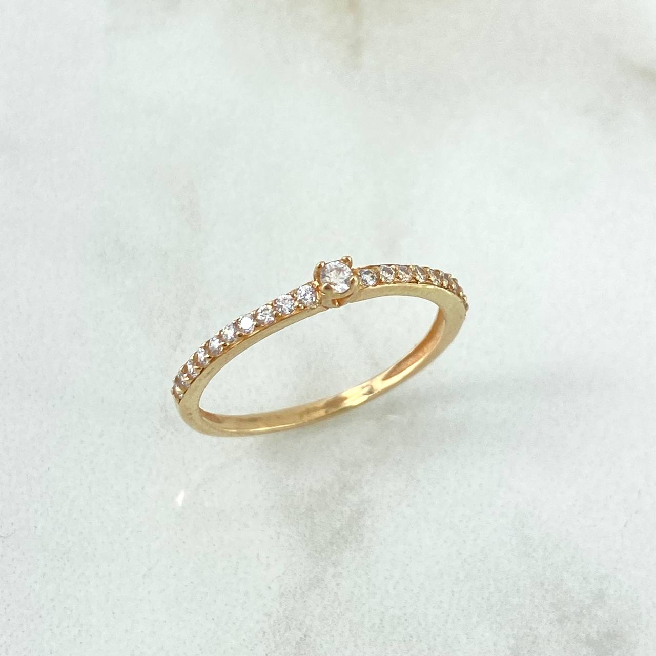 Anillo Solitario Churumbela 1.55gr / T7 / Circones Blancos Oro Amarillo