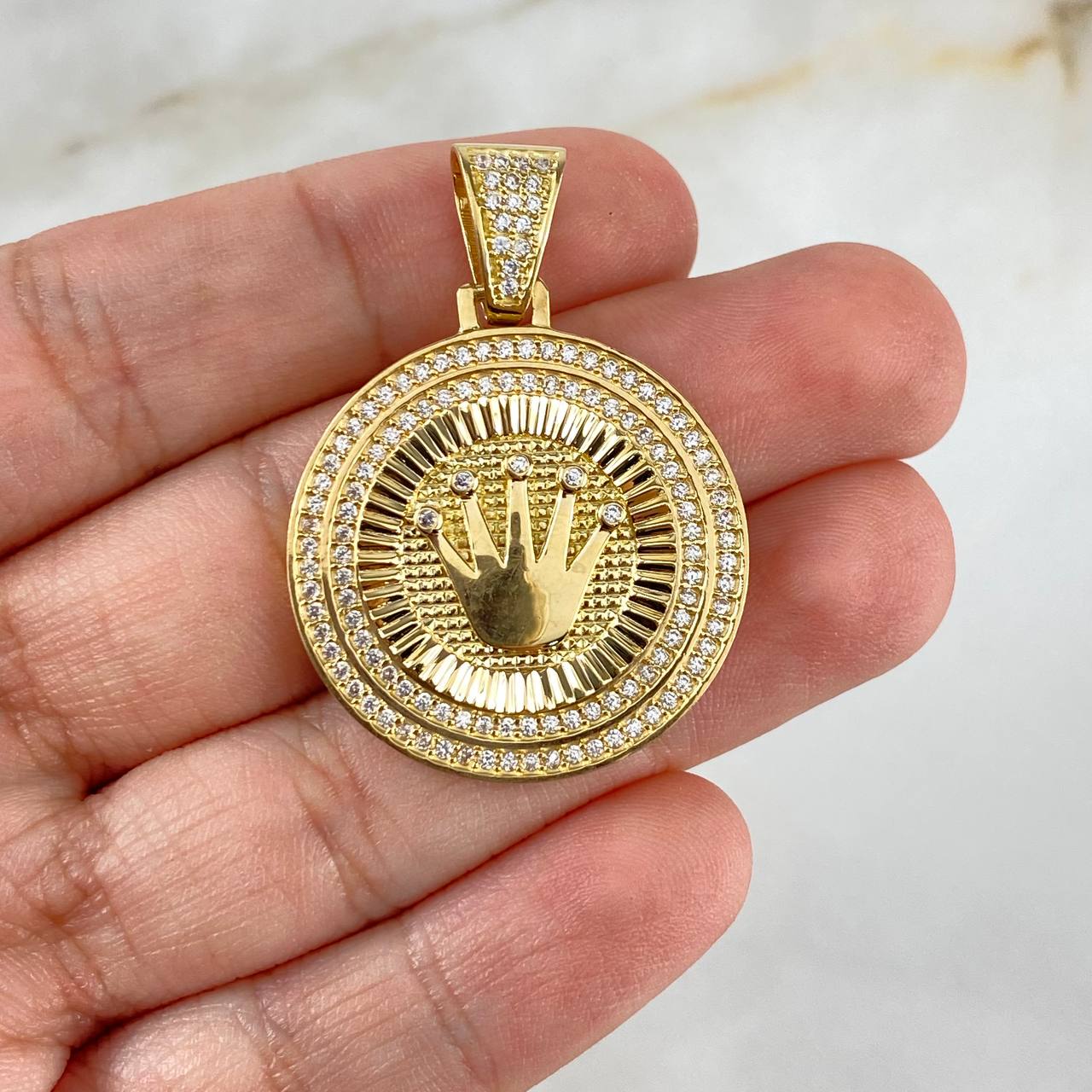 Dije Medalla Corona RX 7.55gr / 3.5cm / Circones Blancos Oro Amarillo ©