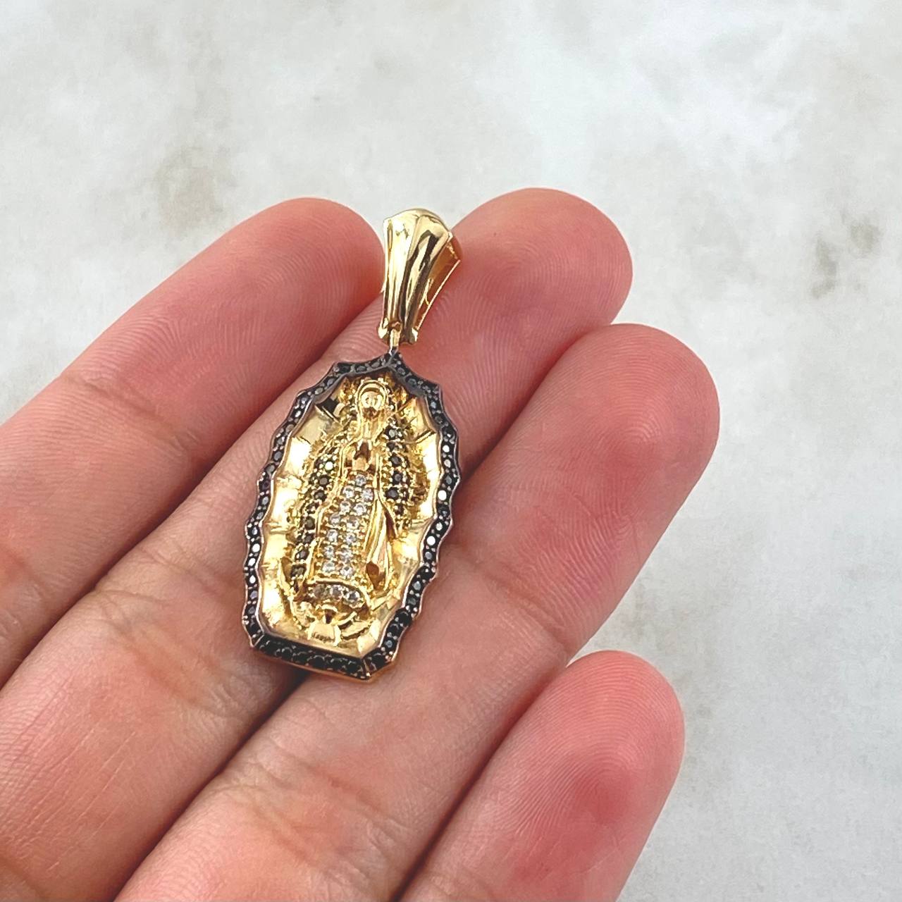 Dije Virgen Guadalupe 5.45gr / 3.6cm / Circones Blancos Negros Oro Amarillo 18K ©