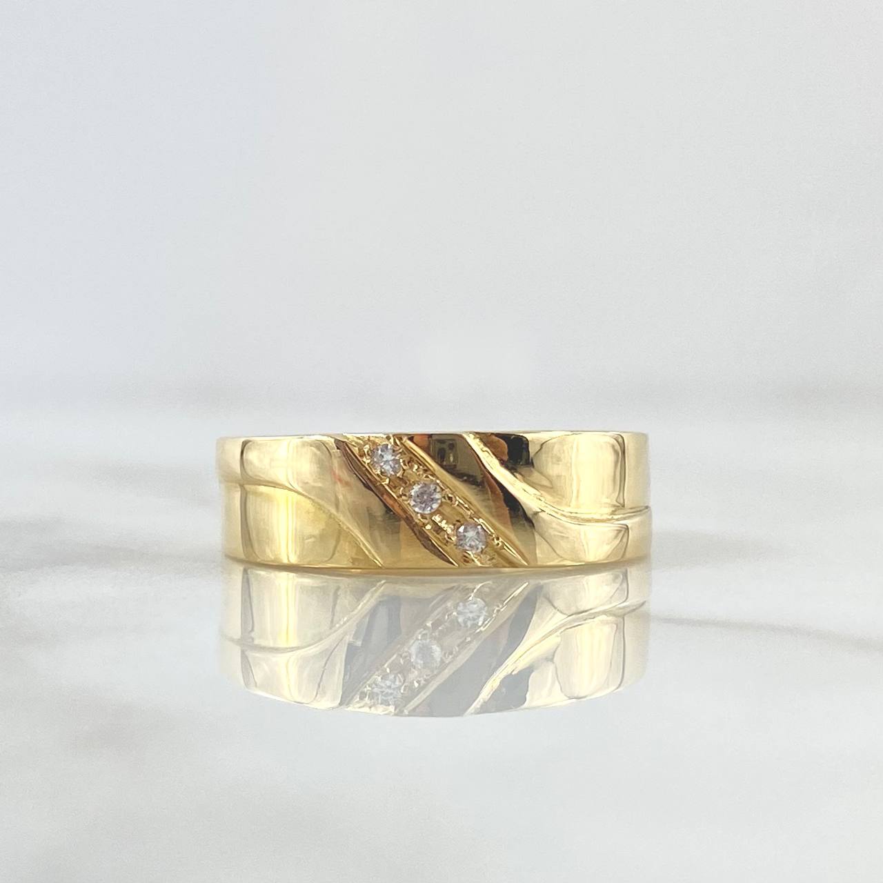 Anillo Argolla Diagonal Basteado 5.55gr / T9 1/2 / Circones Blancos Oro Amarillo 18K