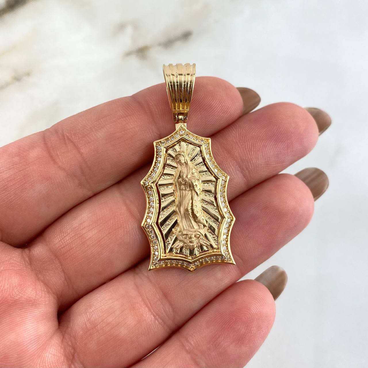 Dije Silueta Virgen Guadalupe 7.7gr / 4.1cm / Circones Blancos Oro Amarillo *