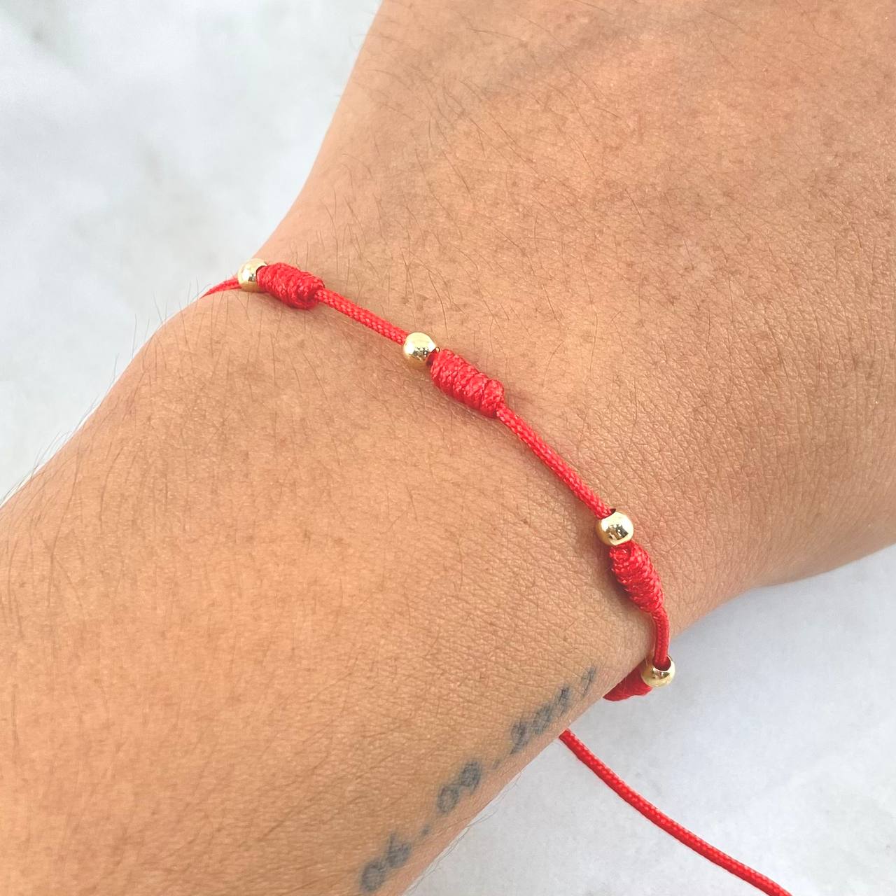 Pulsera Roja Seis Caminos 0.35gr / 3mm Bolas Lisas 6 und Oro Amarillo ©