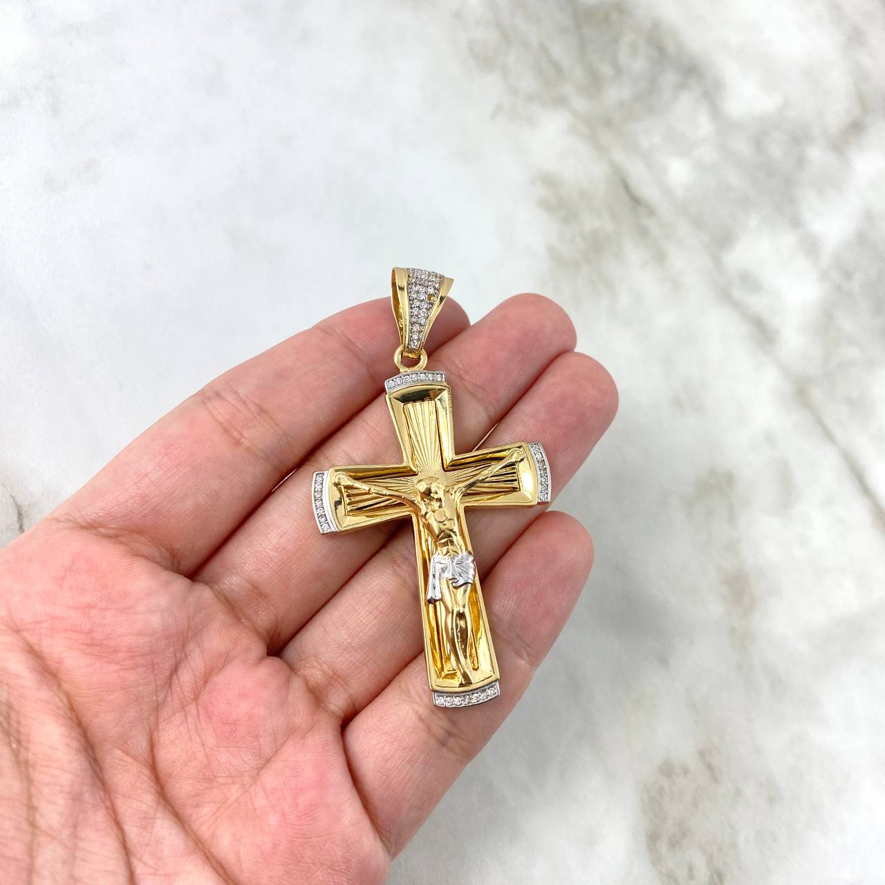 Dije Cruz Cristo 13.15gr / 6.2cm / Circones Blancos Dos Oros Amarillo Blanco