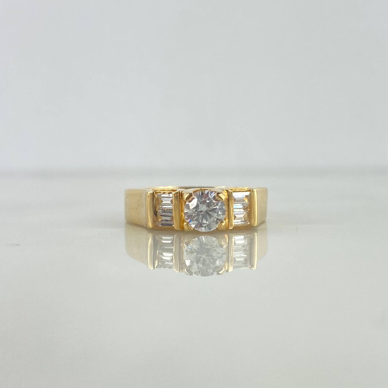 Anillo Solitario Cuadrado 4.7gr / T6 1/2 / Circones Blancos Oro Amarillo ©