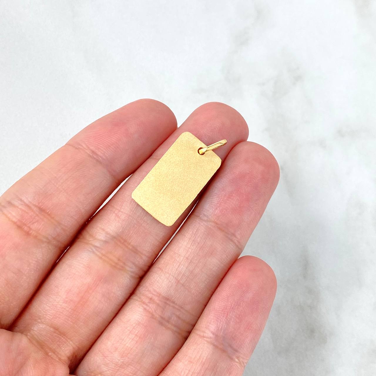 Dije Placa Rectangular 1.5gr / 2.5cm-1.1cm / Lisa Texturizada Oro Amarillo