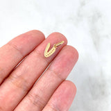 Dije Letra V Silueta 0.7gr / 1.6cm / Circones Blancos Oro Amarillo 18K *