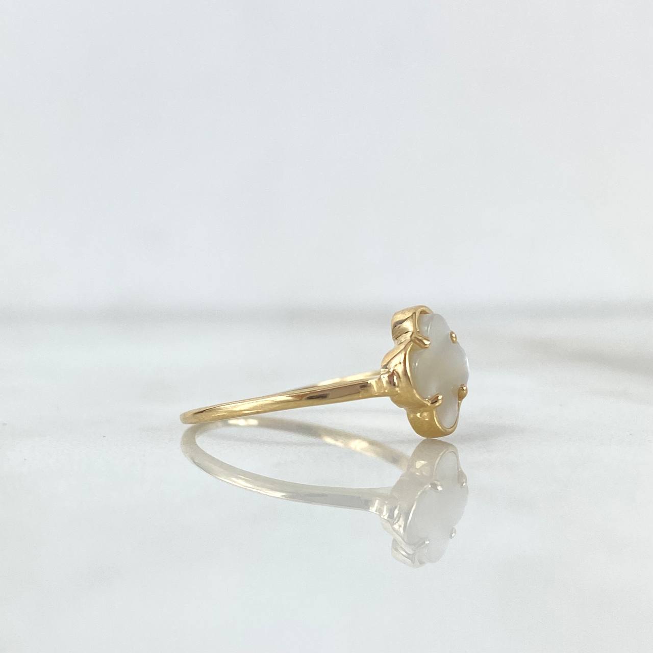 Anillo Trebol VCyA 1.55gr / T6 / Nacar Blanco Liso Oro Amarillo Nac.Esp. ©