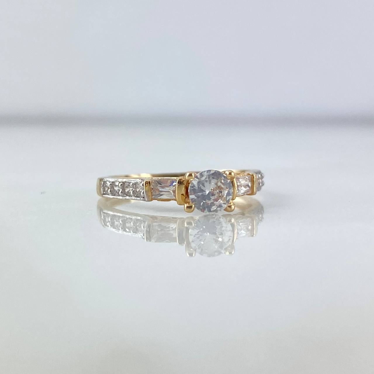 Anillo Solitario Cuadrado 2.1gr / T6 1/4 / Cirocnes Blancos Dos Oros Amarillo Blanco