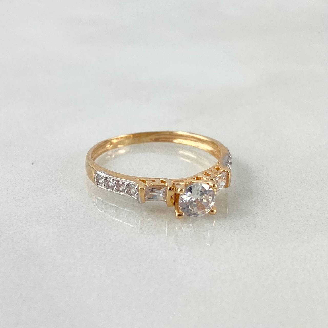 Anillo Solitario Cuadrado 2.1gr / T6 1/4 / Cirocnes Blancos Dos Oros Amarillo Blanco