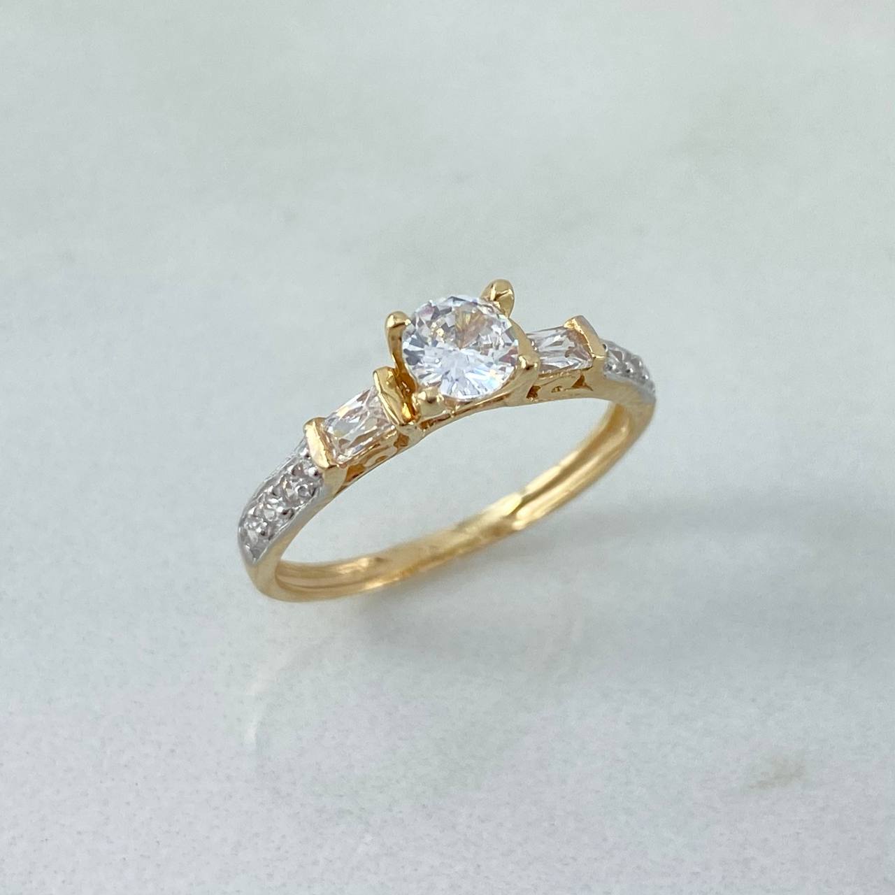 Anillo Solitario Cuadrado 2.1gr / T6 1/4 / Cirocnes Blancos Dos Oros Amarillo Blanco