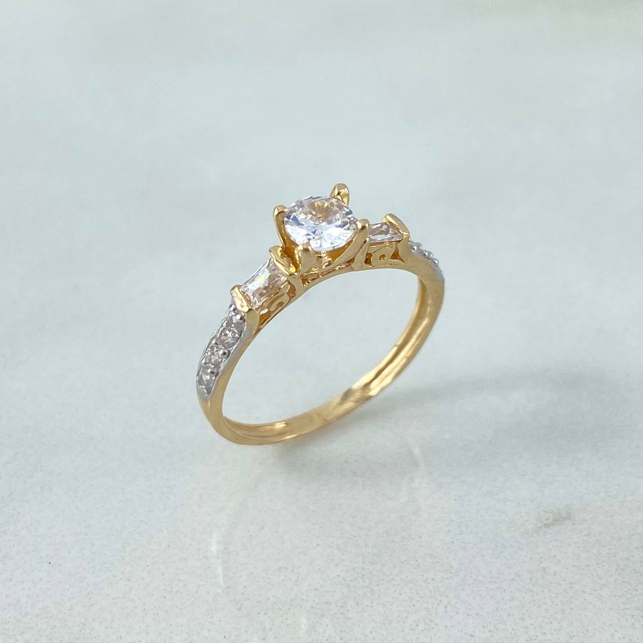 Anillo Solitario Cuadrado 2.1gr / T6 1/4 / Cirocnes Blancos Dos Oros Amarillo Blanco