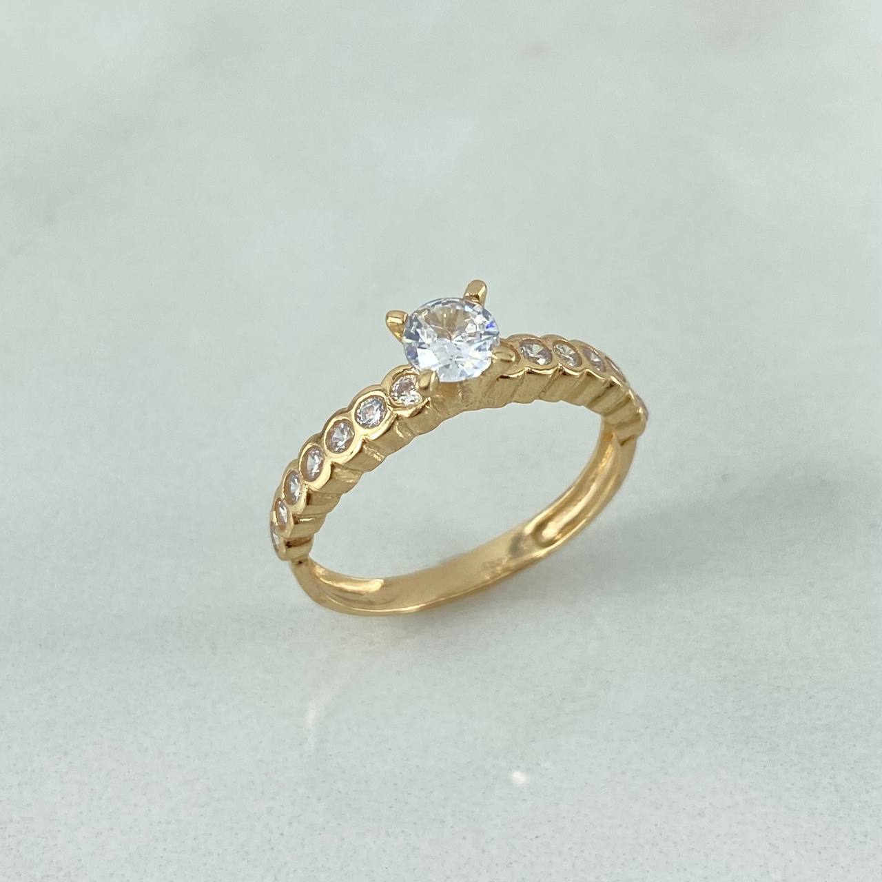 Anillo Solitario Circulos 2.45gr / T6 3/4 / Circones Blancos Oro Amarillo