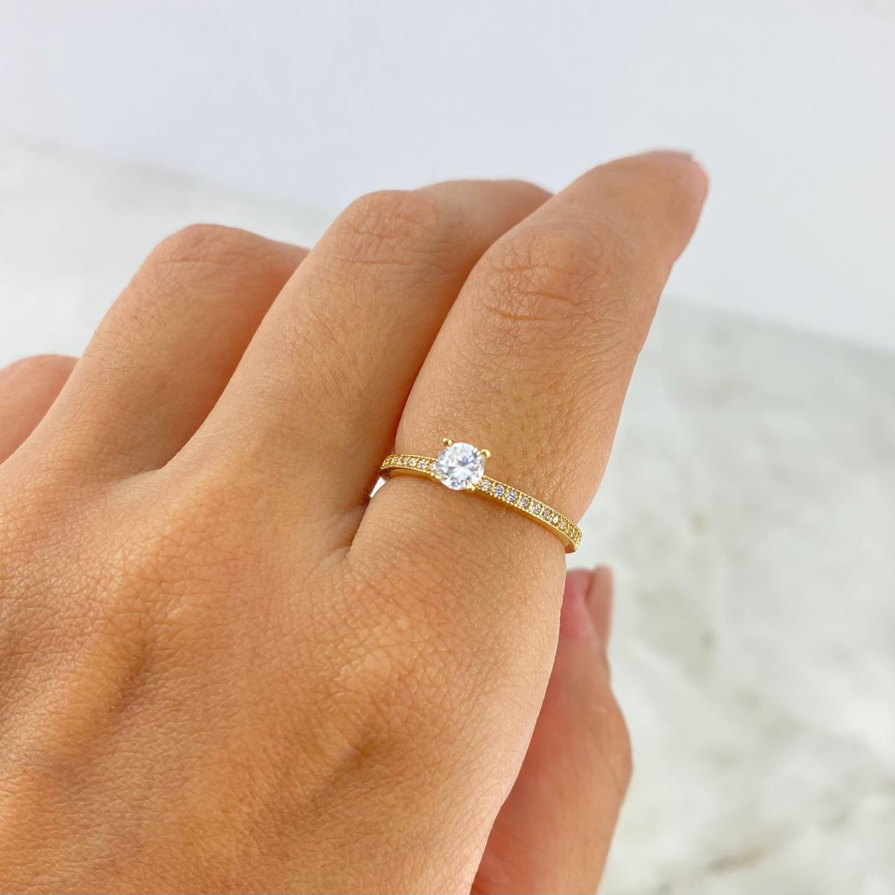 Anillo Solitario Churumbela 1.4gr / T4 3/4 / Circones Blancos Oro Amarillo