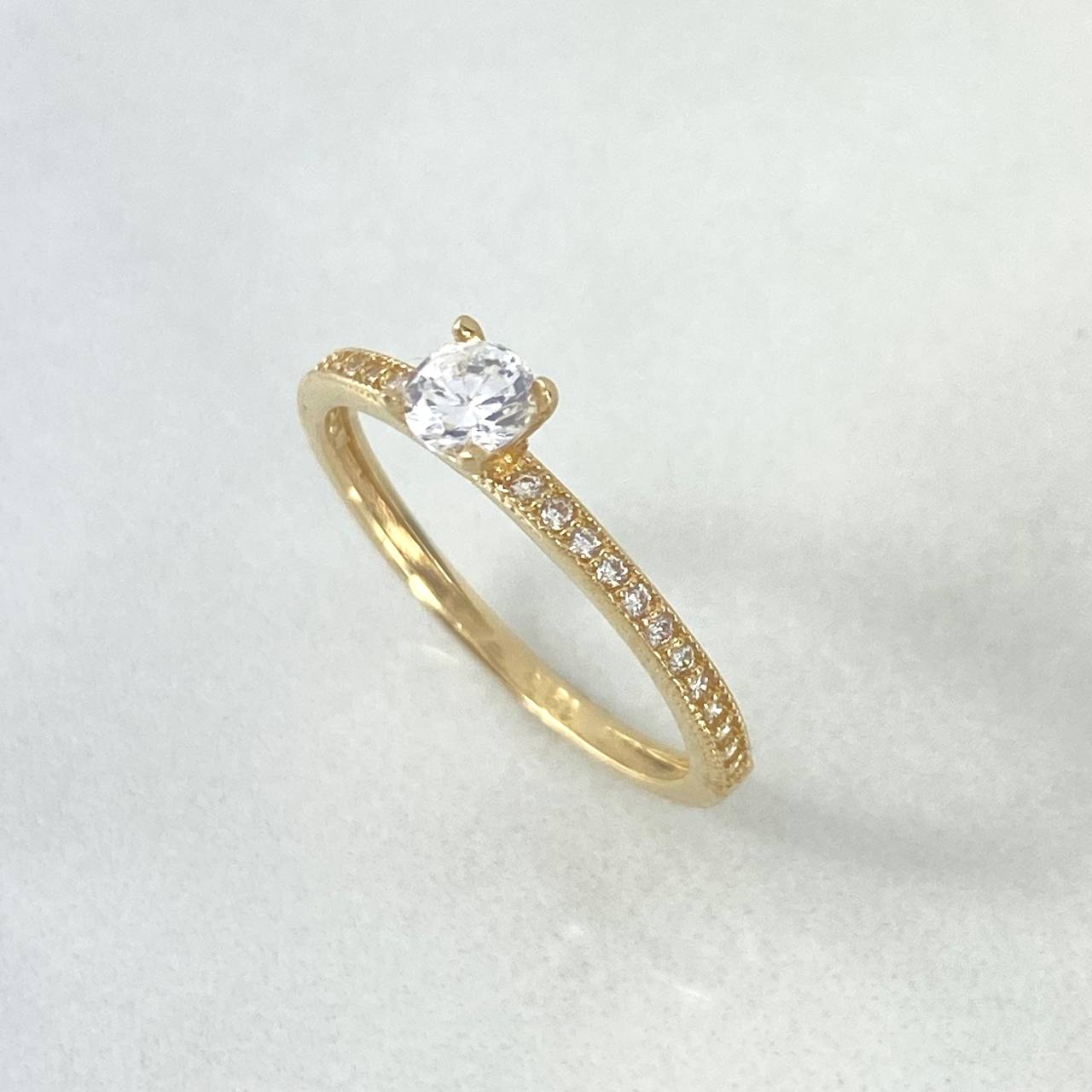 Anillo Solitario Churumbela 1.45gr / T6 1/4 / Circones Blancos Oro Amarillo