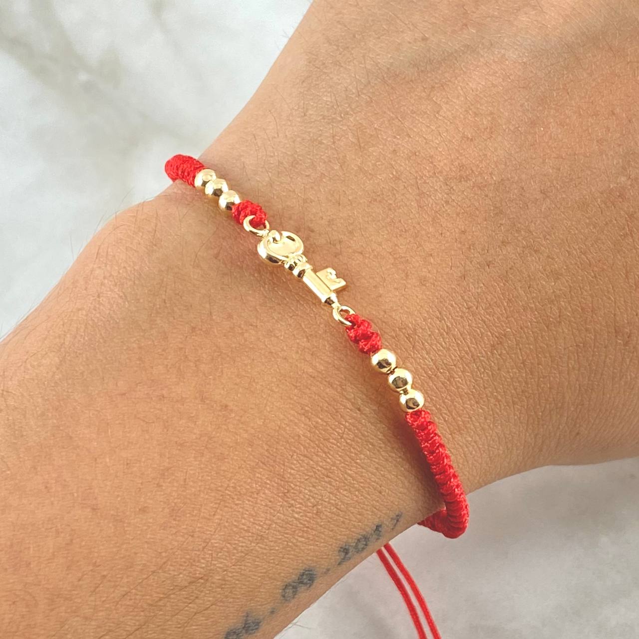 Pulsera Roja Herraje Llave 0.8gr / 3mm Bolas Lisas 6 Und Oro Amarillo 18K