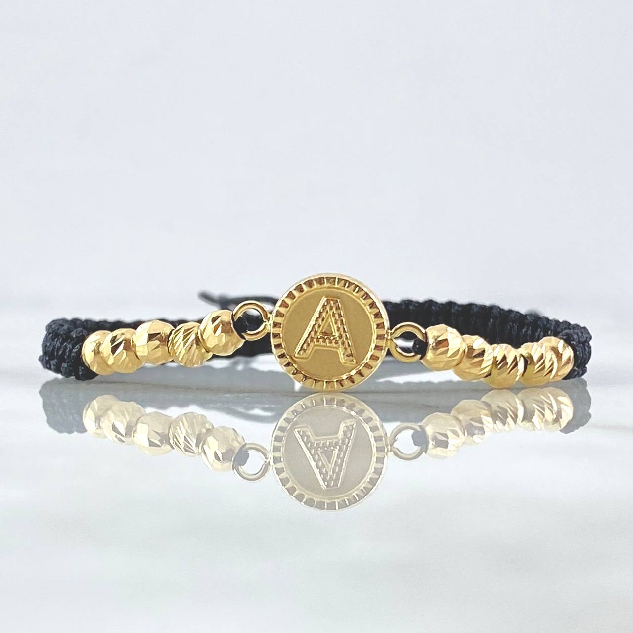 Pulsera Negra Herraje Letra A Circulo 1.8gr / 4mm Bolas Diamantadas 10 Und Oro Amarillo 18K