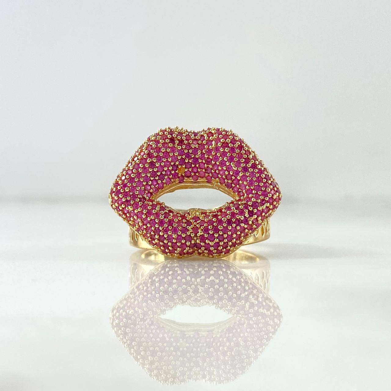 Anillo Beso 9.1gr / T8 1/4 / Circones Fucsias Oro Amarillo