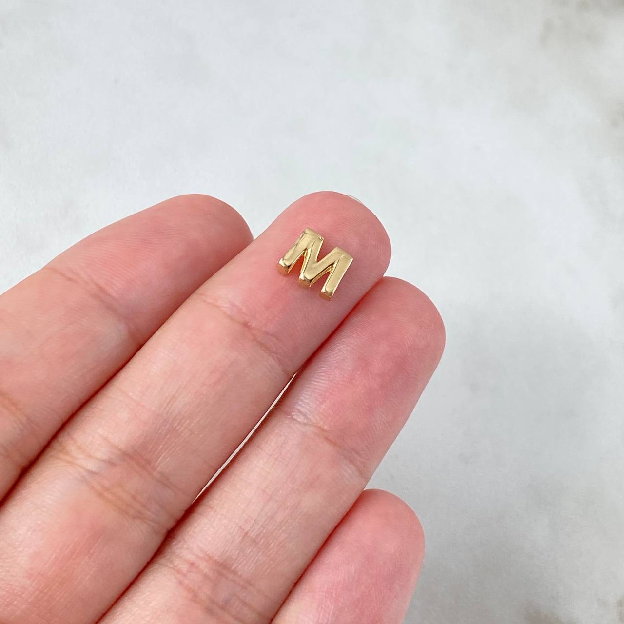 Herraje Letra M 0.35gr / 0.7cm / Oro Amarillo