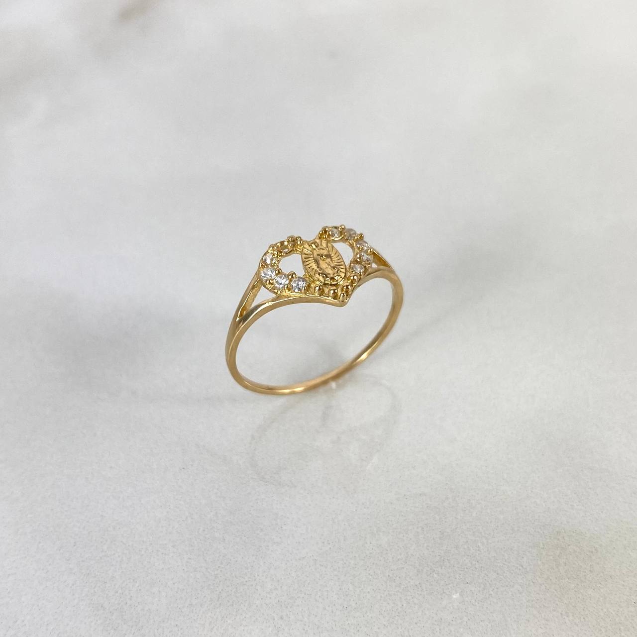 Anillo Corazon Guadalupe 1.55gr T6 Circones Blancos Oro Amarillo