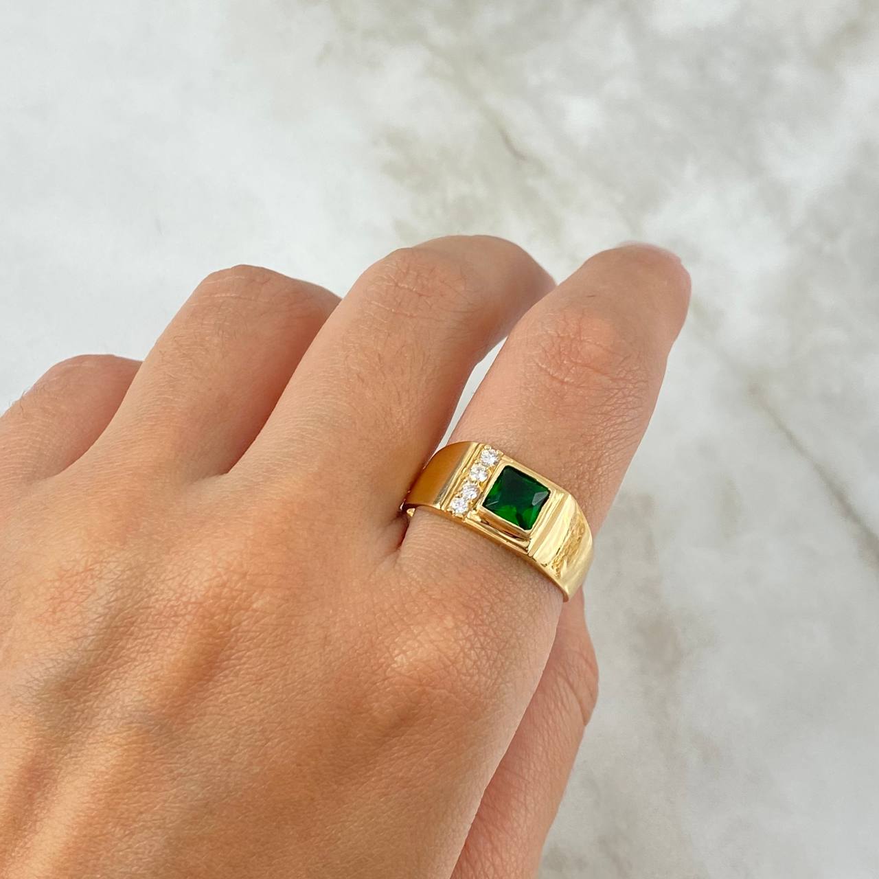 Anillo Cuadrado 5.05gr / T10 / Circon Verde Blancos Oro Amarillo