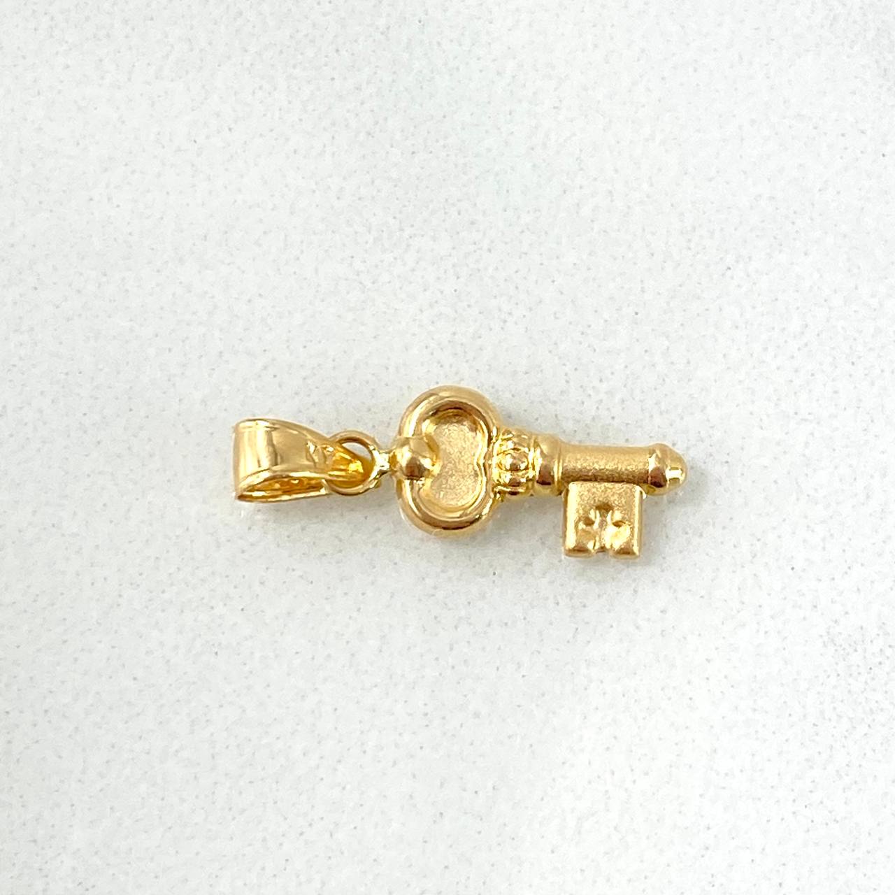 Dije Llave Medieval 0.45gr / 2cm / Troquelada Mate Oro Amarillo 18K