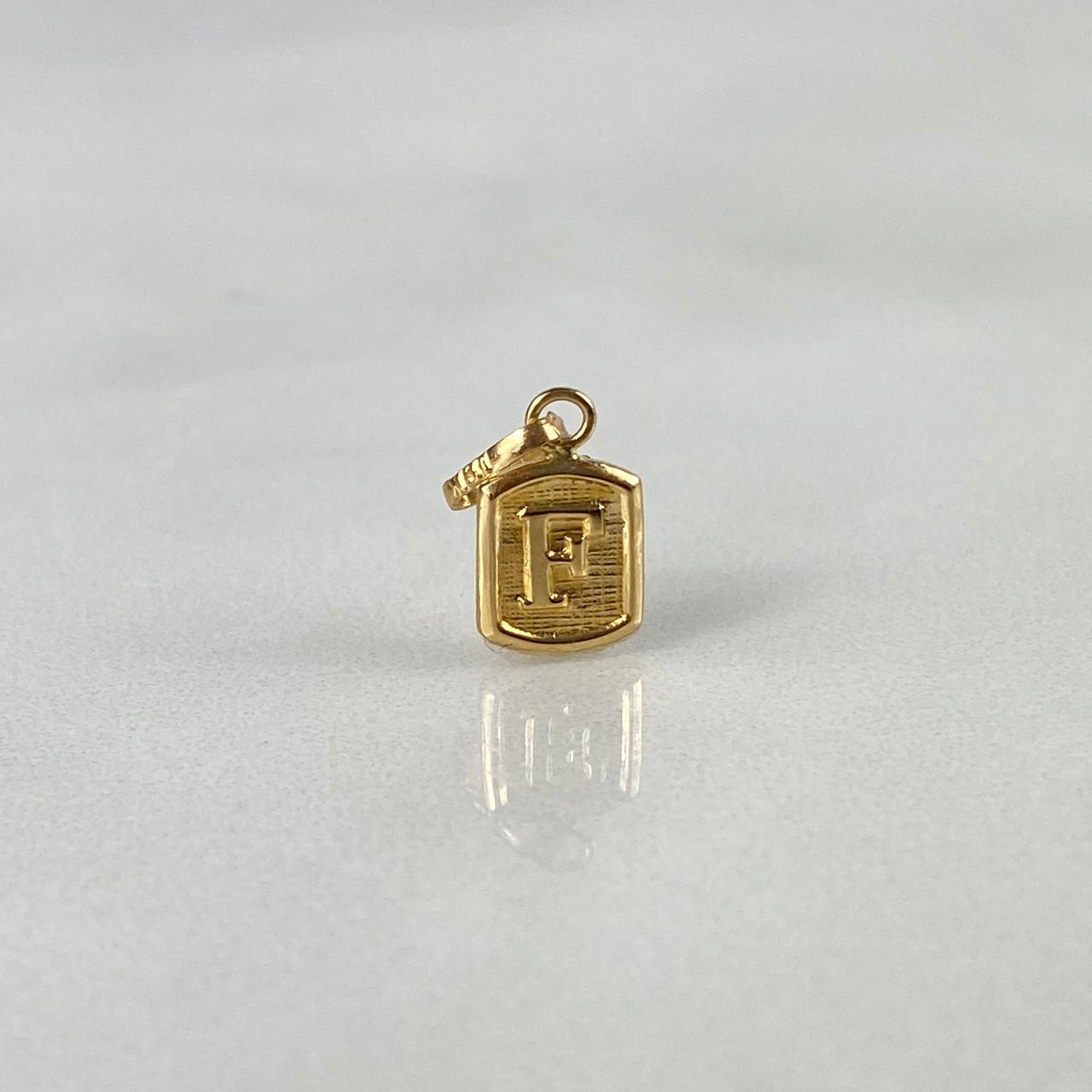 Dije Marco Letra F 0.35gr / 1.5cm Oro Amarillo