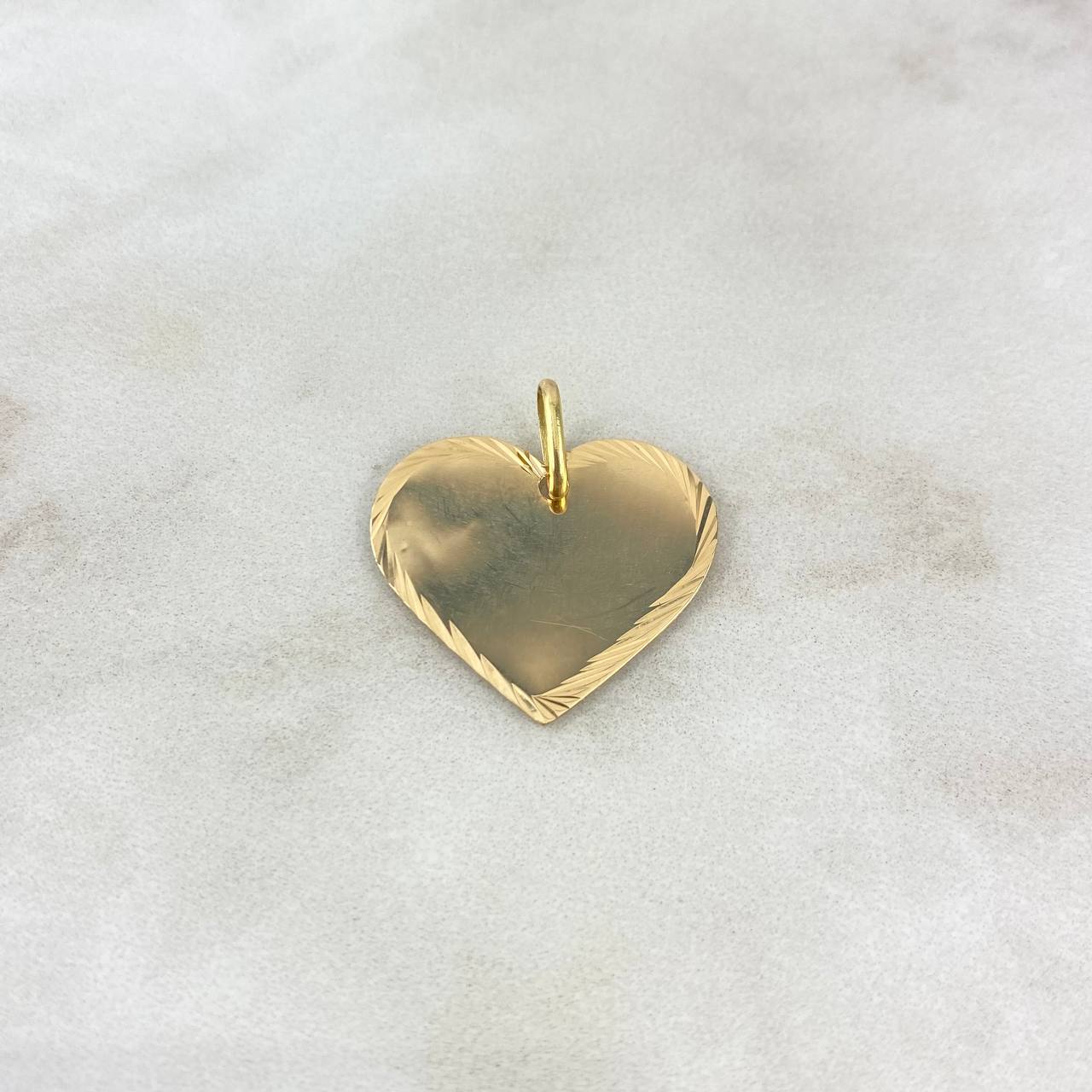 Dije Placa Corazón 1.7gr / 2.3cm / Bordes Diamantados Oro Amarillo