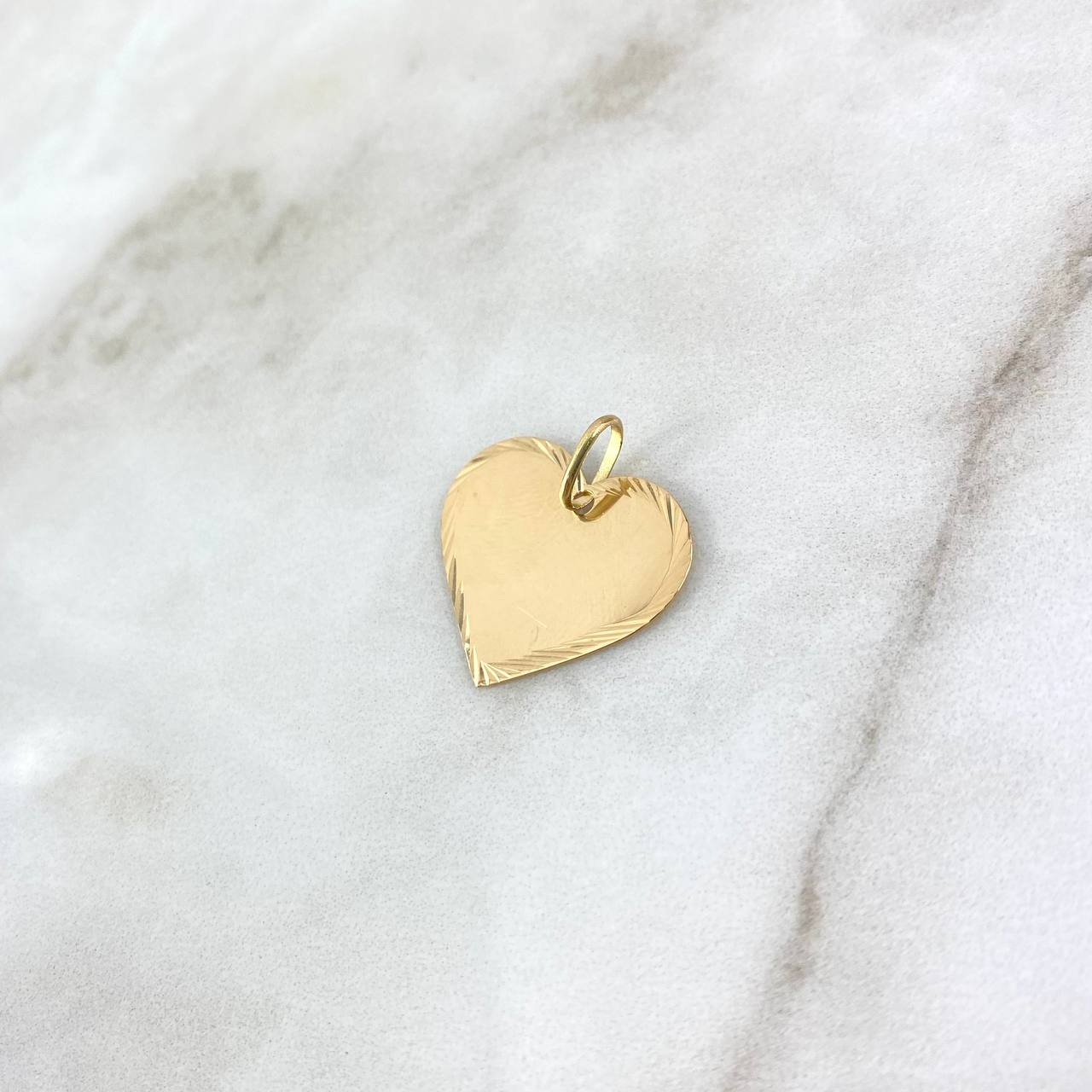 Dije Placa Corazón 1.55gr / 2.3cm / Bordes Diamantados Oro Amarillo