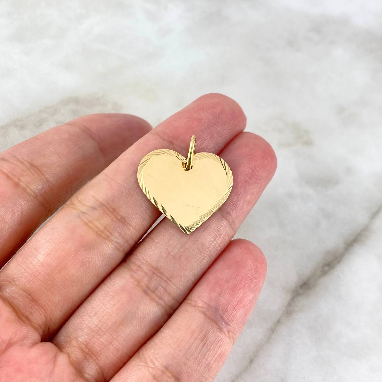 Dije Placa Corazón 1.6gr / 2.2cm / Bordes Diamantados Oro Amarillo