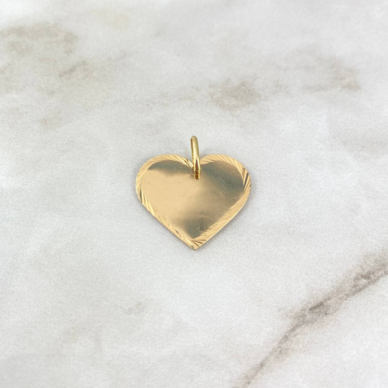 Dije Placa Corazón 1.7gr / 2.3cm / Bordes Diamantados Oro Amarillo