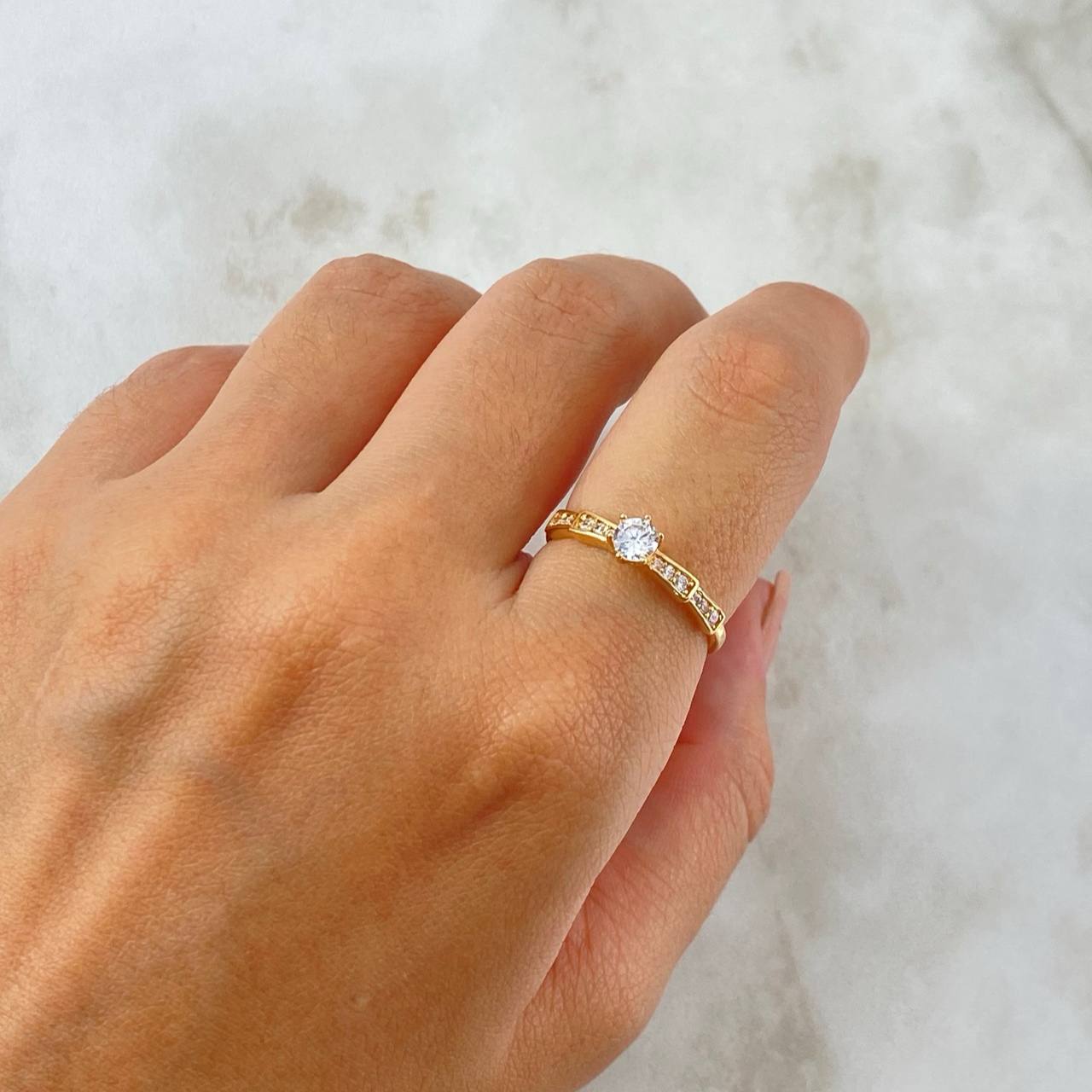 Anillo Solitario Escalonado 1.65gr / T4 / Circones Blancos Oro Amarillo