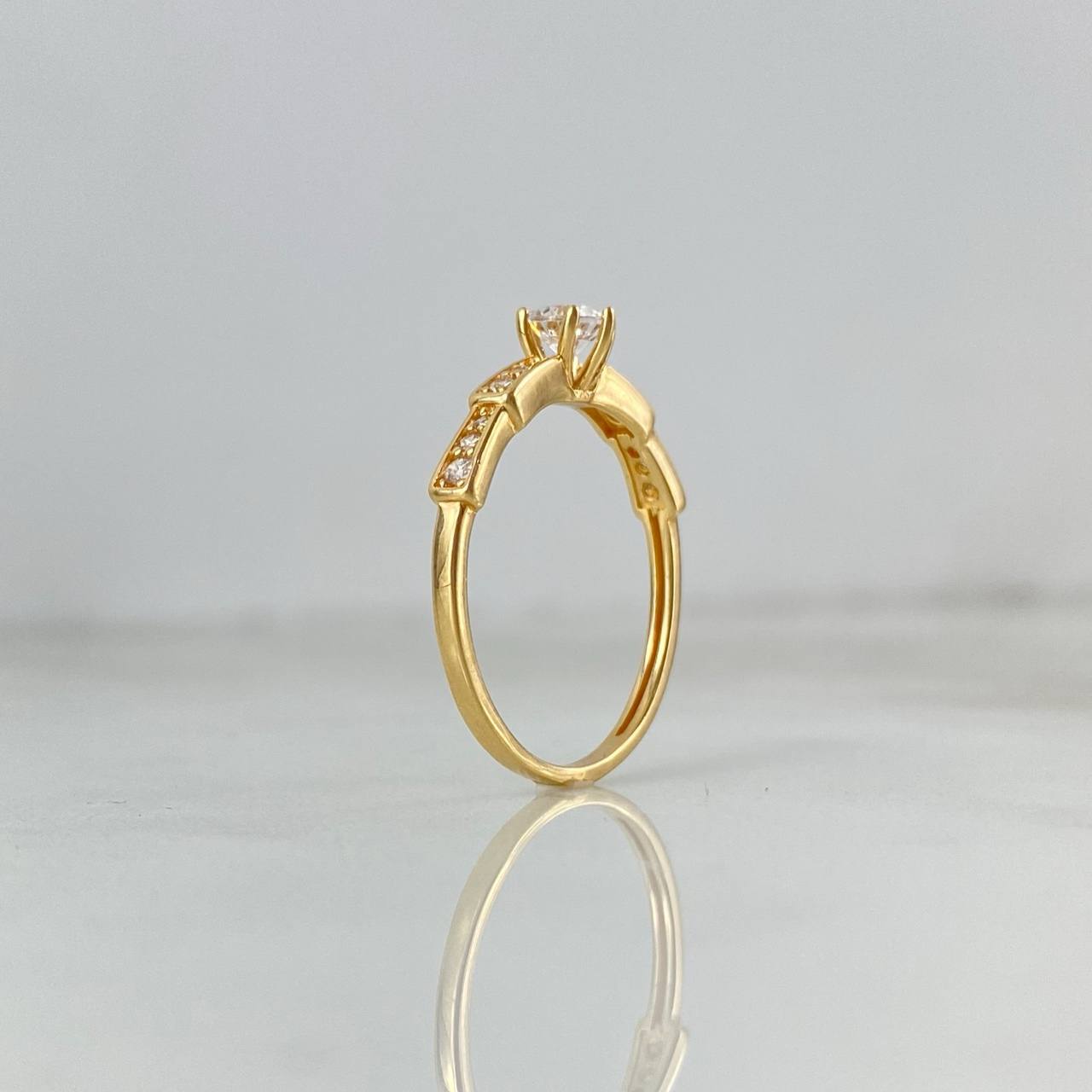 Anillo Solitario Escalonado 1.9gr / T7 / Circones Blancos Oro Amarillo