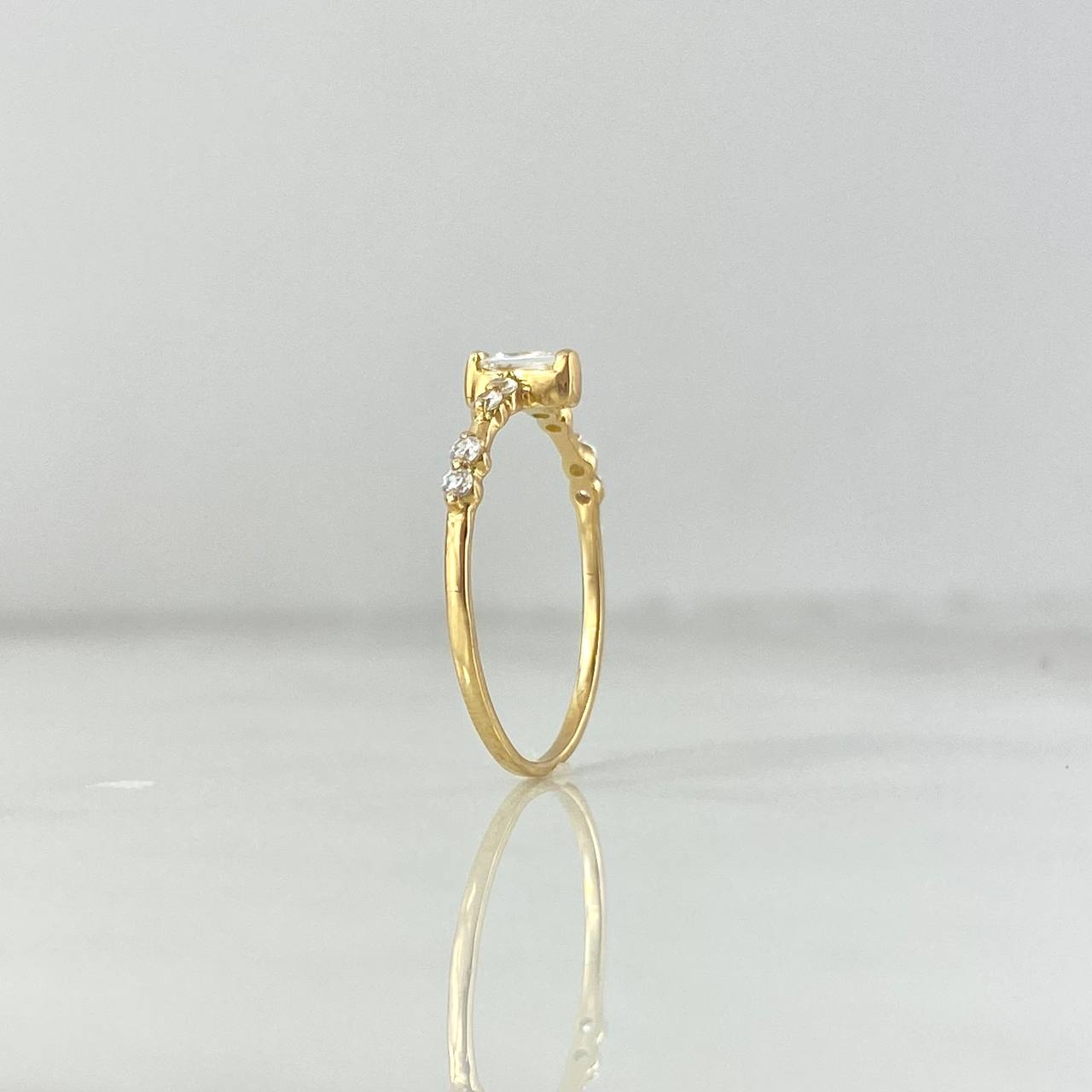 Anillo Solitario Morse Rectangular 1.15gr / T6 1/4 / Circones Blancos Oro Amarillo *