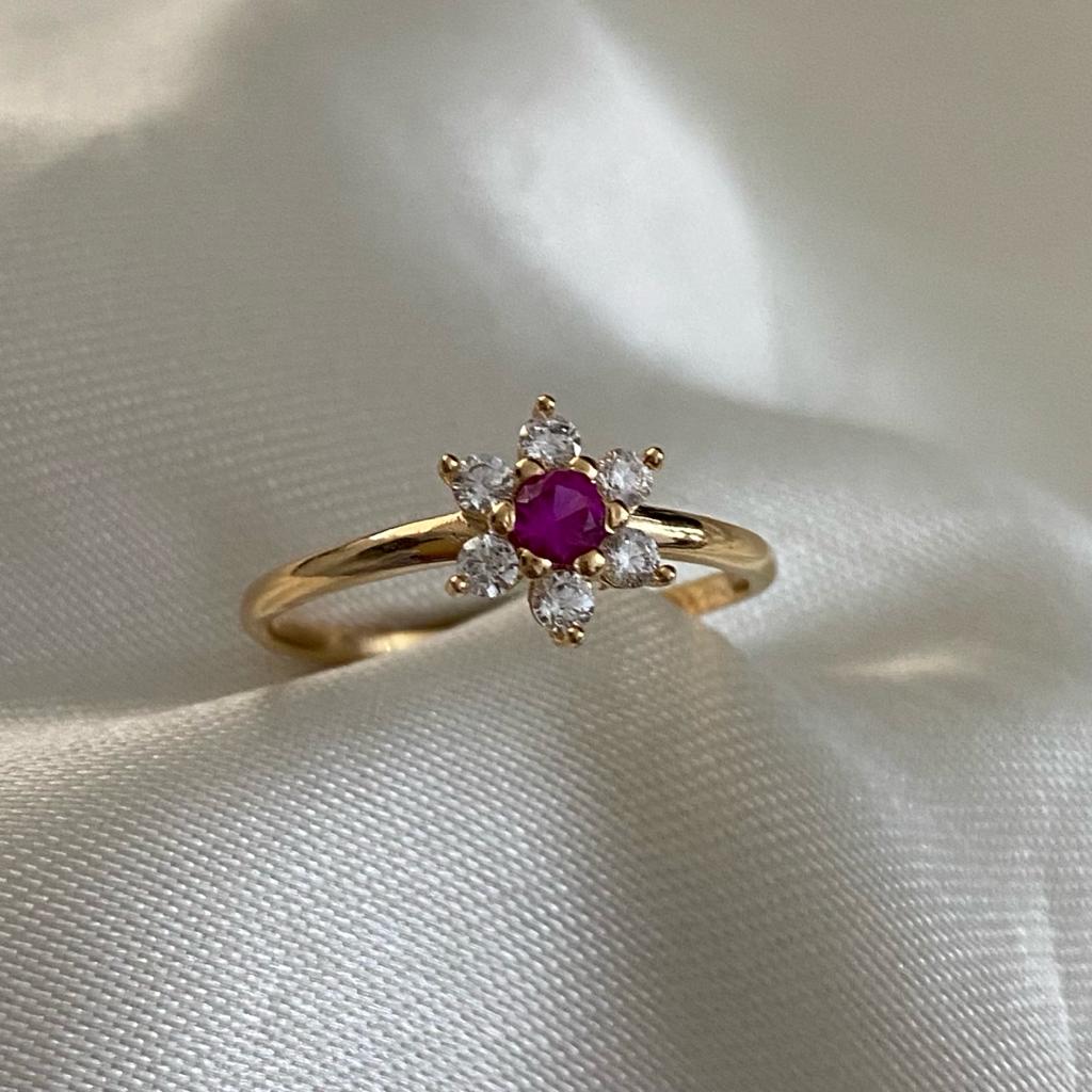 Anillo Flor 1.7gr-T 6 3/4 Circones Fucsia Blancos Oro Amarillo