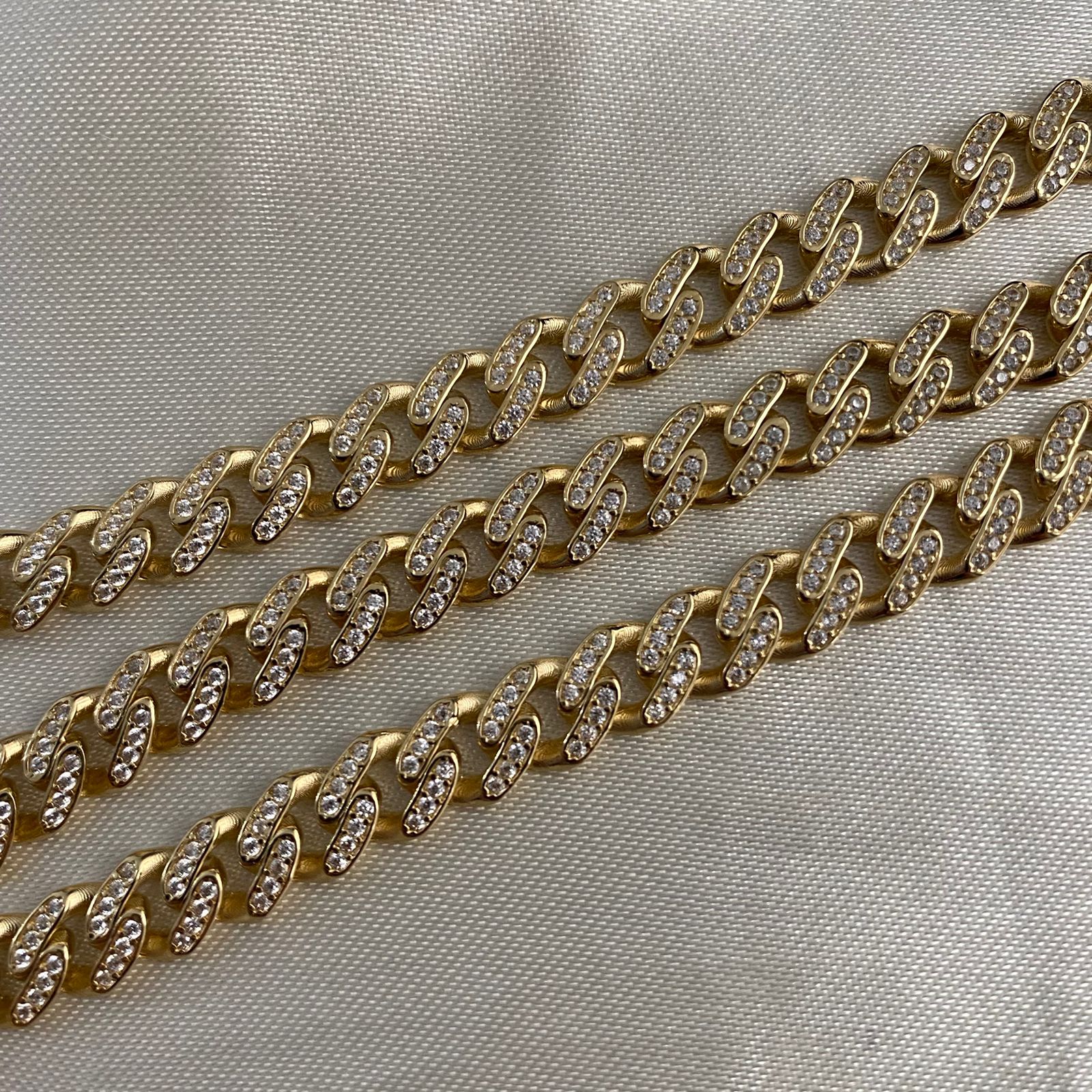 Cadena Cubana 29.15gr/40cm Infinito Circones Blancos Oro Amarillo