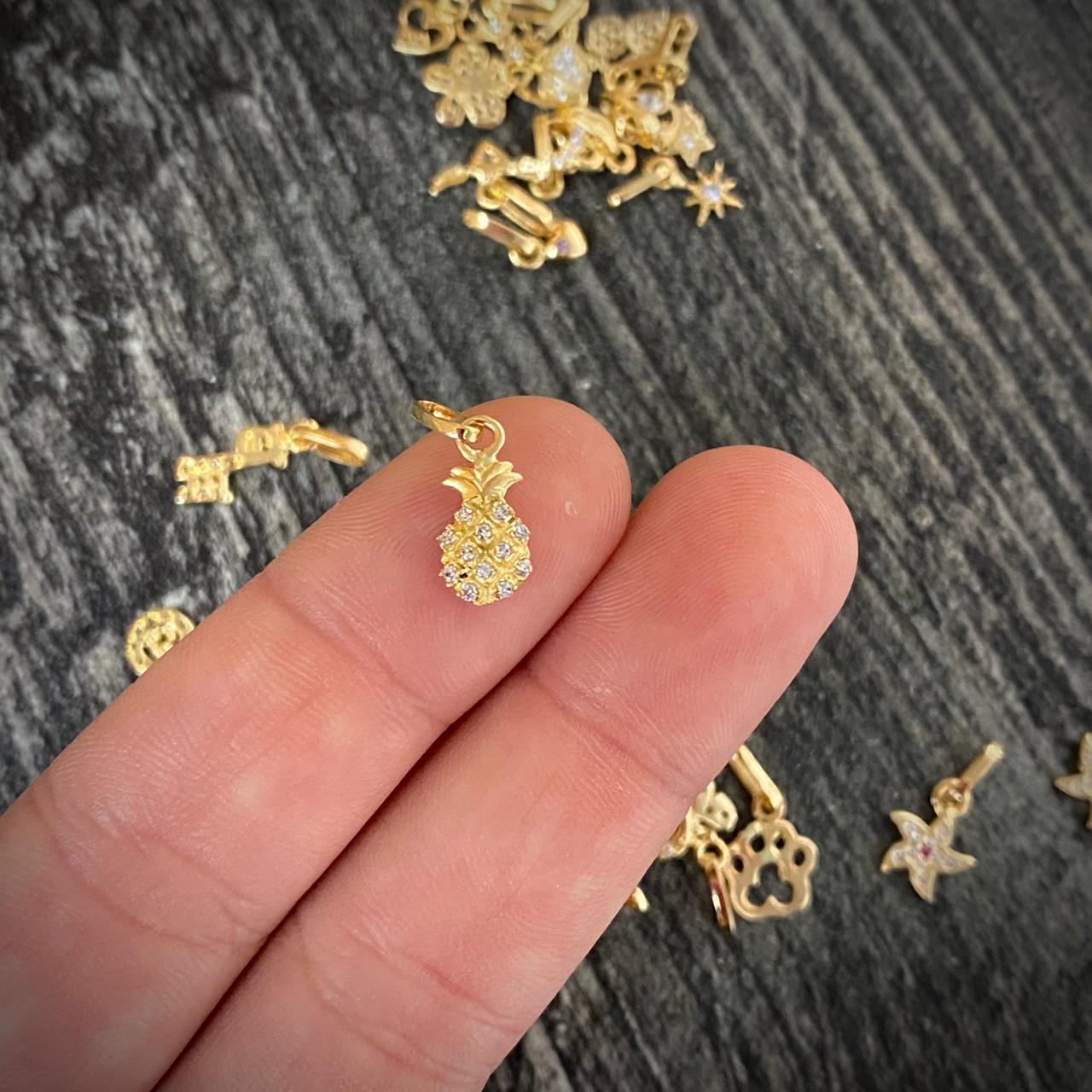 Dije Piña 0.55gr/1.7cm Tiny Circones Blancos Oro Amarillo*